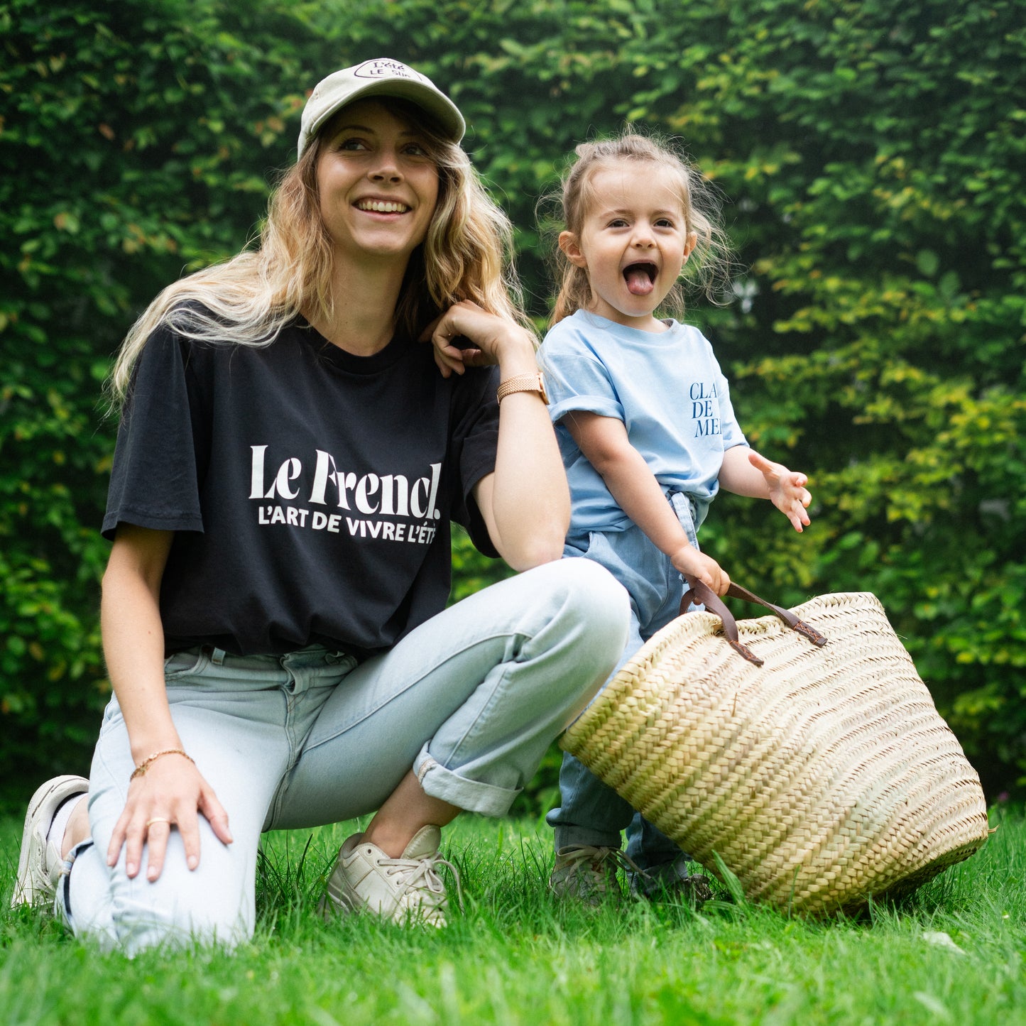 Art de vivre. L'été unisex cotton t-shirt