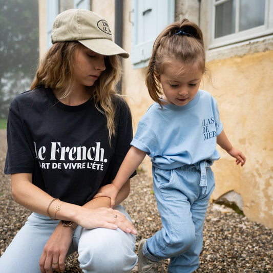 Art de vivre. L'été unisex cotton t-shirt