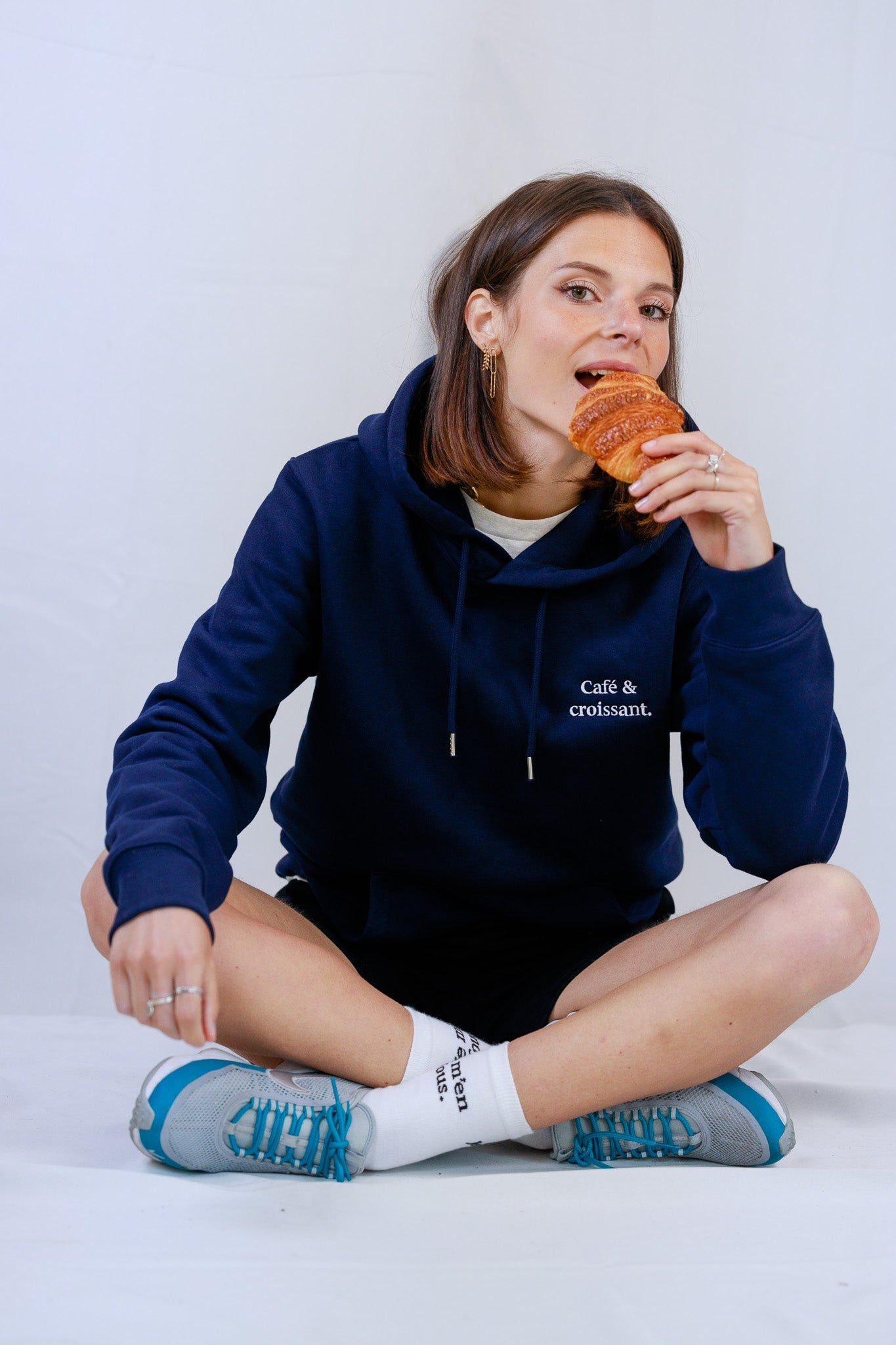 Café & croissant. unisex embroidered navy hoodie - Les Petits Basics