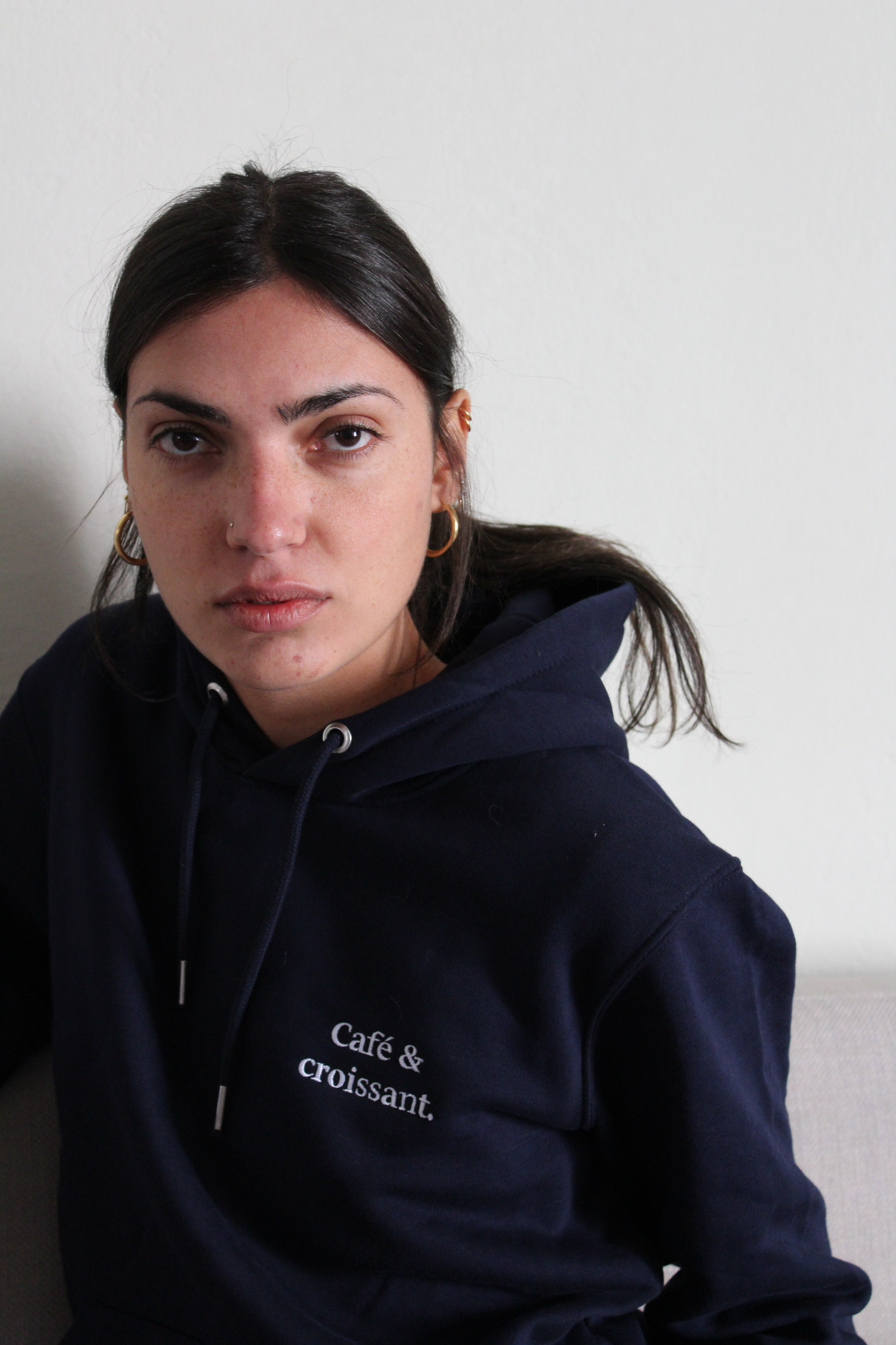 Café & croissant. unisex embroidered navy hoodie - Les Petits Basics